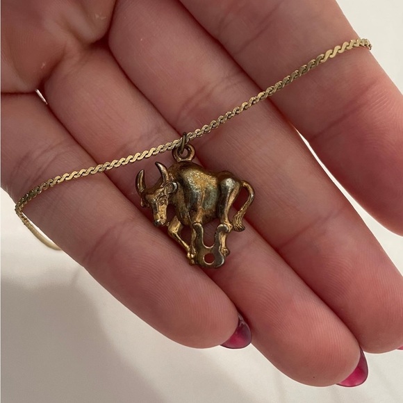 Vintage gold necklace with bull charm- in great condition- brand unknown - Picture 3 of 3